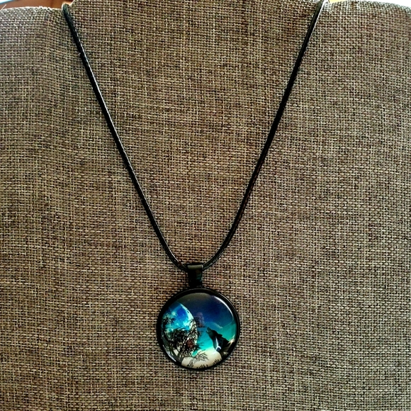 Luminous wolf necklace - Picture 1 of 1